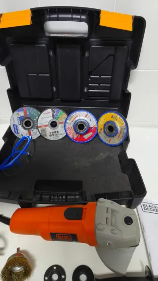 Amoladora Black+Decker con accesorios