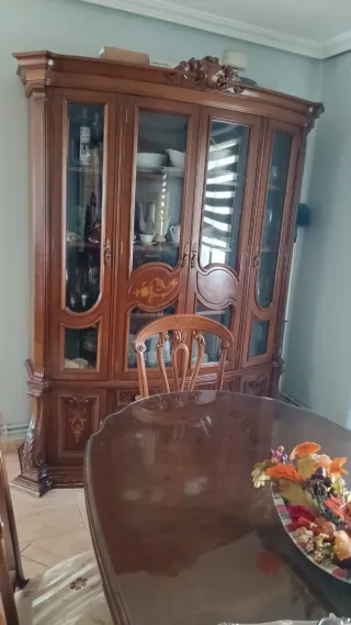 Vitrina de madera con puertas de cristal