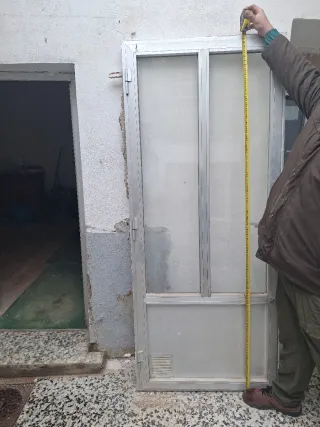 Puerta aluminio con marco 2,01x0,85