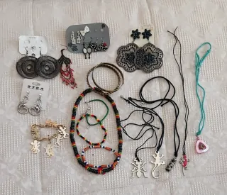 Set bigiotteria: orecchini, collane, braccialetti