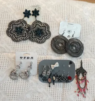 Set bigiotteria: orecchini, collane, braccialetti