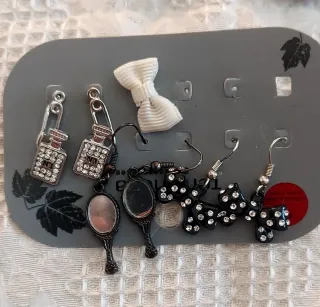 Set bigiotteria: orecchini, collane, braccialetti