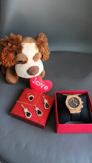 Reloj de oro y negro con diamantes