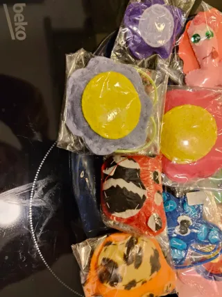 Lote Llaveros y Broches Artesanales