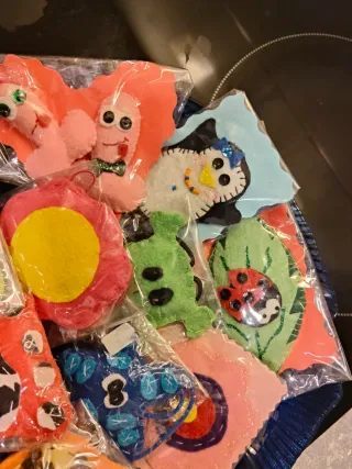 Lote Llaveros y Broches Artesanales