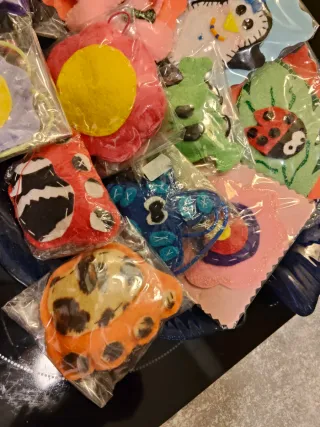 Lote Llaveros y Broches Artesanales