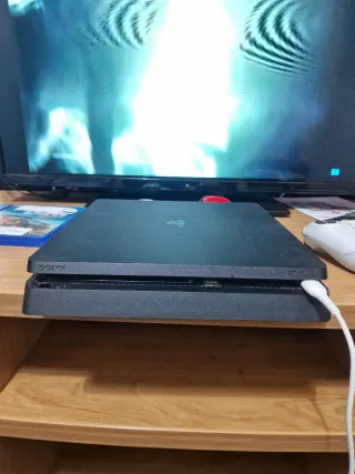 PS4 sony Negra con 1 Mando y 2 juegos