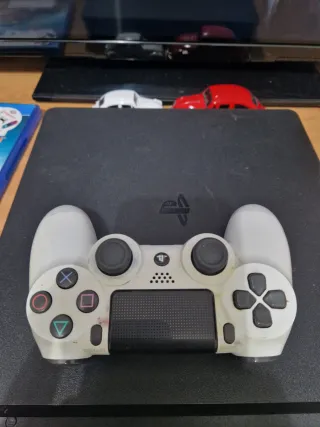 PS4 sony Negra con 1 Mando y 2 juegos
