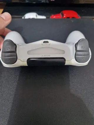 PS4 sony Negra con 1 Mando y 2 juegos