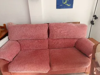 Sofá rosa/rojo de tela
