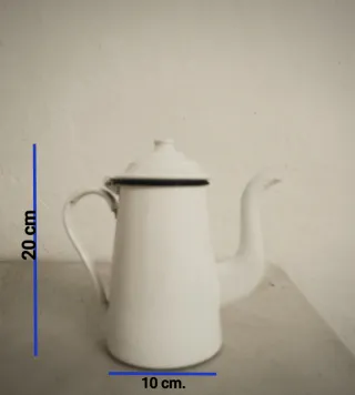 Cafetera antigua de metal esmaltada blanca.