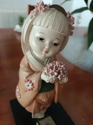 Figura mujer china flores beige y rosa