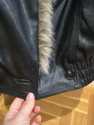 Chaqueta Bershka Talla S con cuello de pelo
