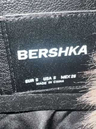 Chaqueta Bershka Talla S con cuello de pelo