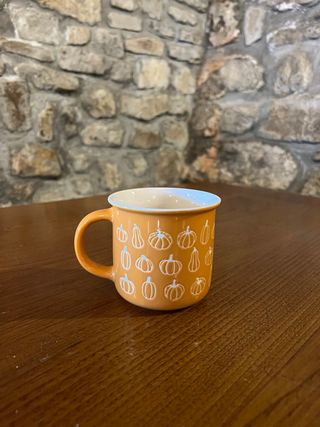 Tazza arancione con zucche