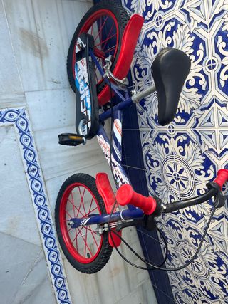 Bicicleta infantil azul y roja