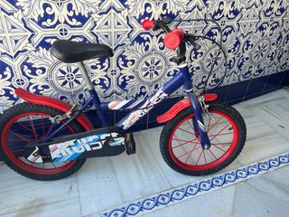 Bicicleta infantil azul y roja