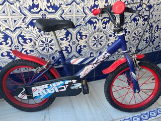 Bicicleta infantil azul y roja
