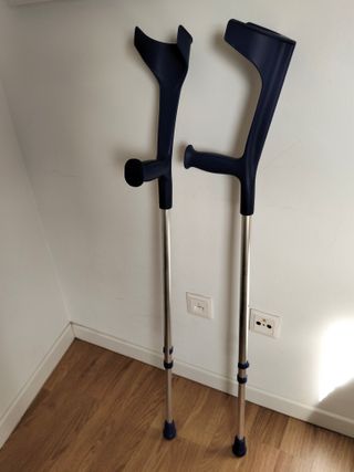 Muletas y zapato postquirúrgico 39