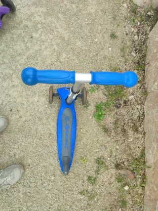 Patinete infantil 3 ruedas azul marca globber