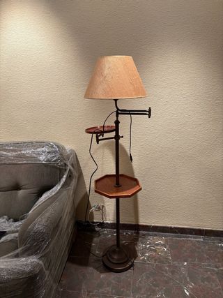 Lámpara de pie con mesas auxiliares