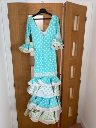 Traje de sevillanas lunares