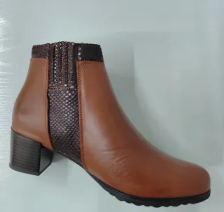 Botín mujer marrón con detalles