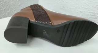 Botín mujer marrón con detalles