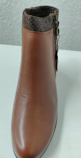 Botín mujer marrón con detalles