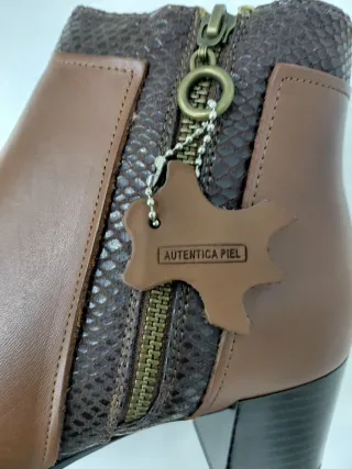 Botín mujer marrón con detalles