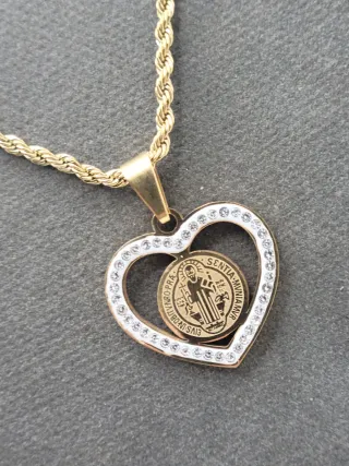 Medalla San Benito acero quirúrgico chapado en oro