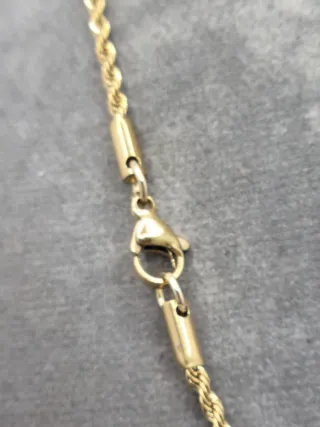 Medalla San Benito acero quirúrgico chapado en oro