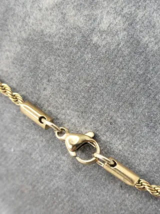 Medalla San Benito acero quirúrgico chapado en oro