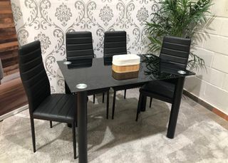 Mesa Comedor Negra Cristal y 4 Sillas Polipiel