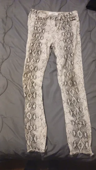 Pantalón Zara estampado serpiente