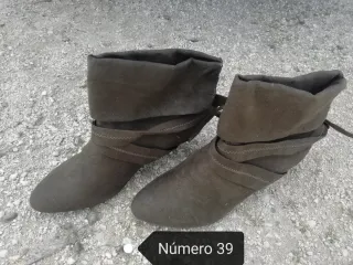 Botas caqui de ante con tacón