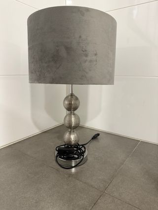 Lámpara de mesa cromada con tulipa gris terciopelo