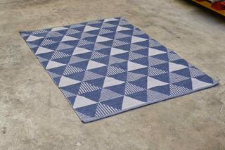 Tappeto Kave Home blu e grigio