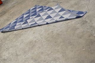 Tappeto Kave Home blu e grigio