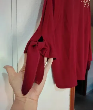 Blusa Stradivarius burdeos con perlas Talla S