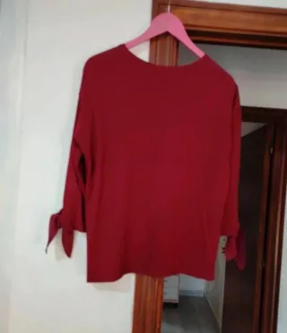 Blusa Stradivarius burdeos con perlas Talla S