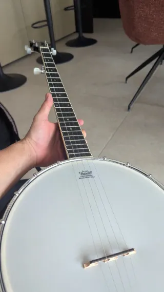 Banjo con estuche rígido