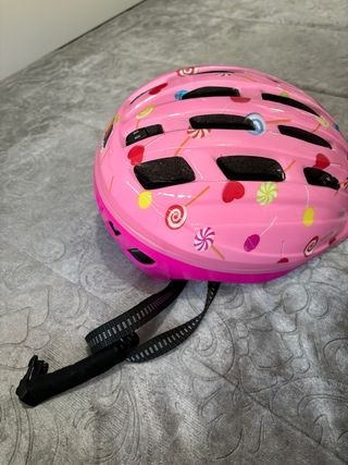 Casco infantil rosa con diseño de caramelos