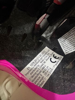 Casco infantil rosa con diseño de caramelos