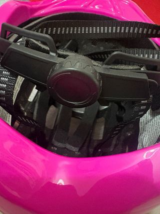 Casco infantil rosa con diseño de caramelos