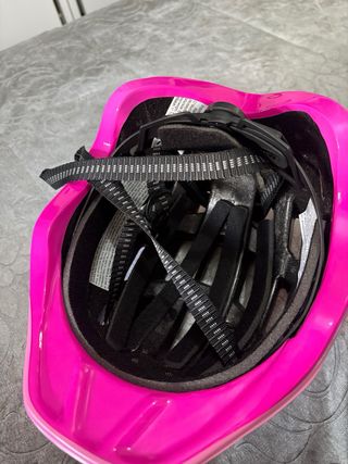 Casco infantil rosa con diseño de caramelos