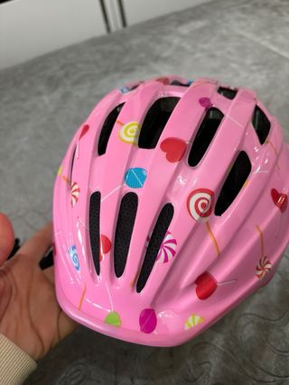 Casco infantil rosa con diseño de caramelos