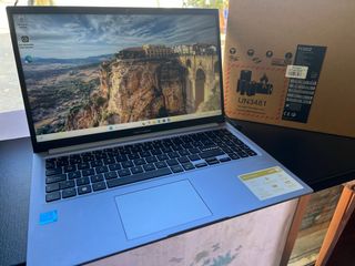 ASUS Vivobook 15" 512SSD 8GB RAM WIN 11 GARANTIA