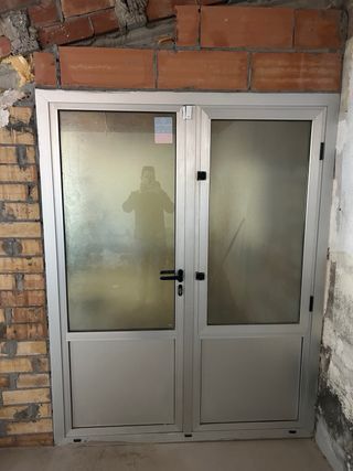 Puerta aluminio con ventana y mosquitera.