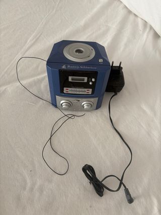 Radio Despertador, proyector. Banco Atlántico Azul